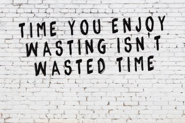 Boyalı siyah motivasyonel alıntı yazıtı ile beyaz tuğla duvar