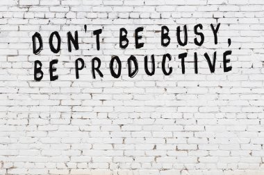 Boyalı siyah motivasyonel alıntı yazıtı ile beyaz tuğla duvar