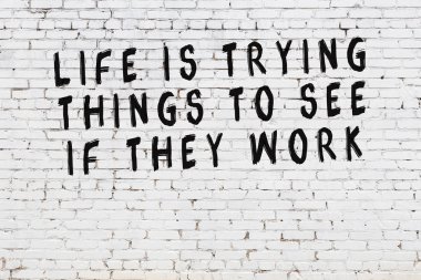 Boyalı siyah motivasyonel alıntı yazıtı ile beyaz tuğla duvar