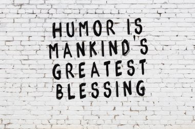 Boyalı siyah motivasyonel alıntı yazıtı ile beyaz tuğla duvar