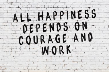 Boyalı siyah motivasyonel alıntı yazıtı ile beyaz tuğla duvar