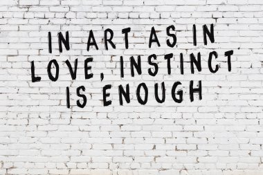 Boyalı siyah motivasyonel alıntı yazıtı ile beyaz tuğla duvar