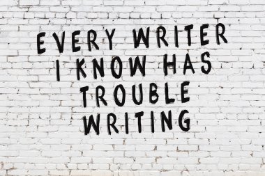 Boyalı siyah motivasyonel alıntı yazıtı ile beyaz tuğla duvar