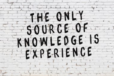 Boyalı siyah motivasyonel alıntı yazıtı ile beyaz tuğla duvar