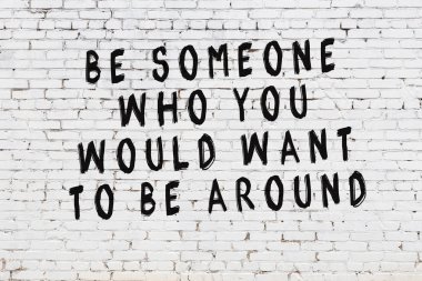 Boyalı siyah motivasyonel alıntı yazıtı ile beyaz tuğla duvar