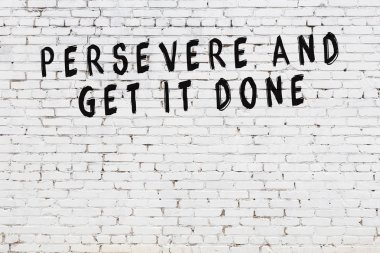 Boyalı siyah motivasyonel alıntı yazıtı ile beyaz tuğla duvar