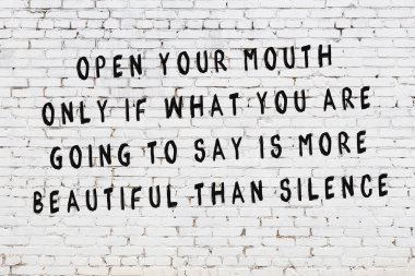 Boyalı siyah motivasyonel alıntı yazıtı ile beyaz tuğla duvar