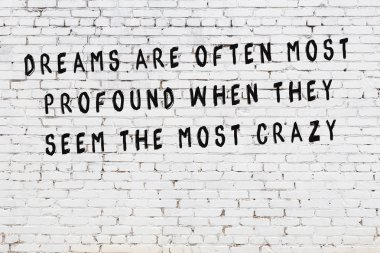 Boyalı siyah motivasyonel alıntı yazıtı ile beyaz tuğla duvar