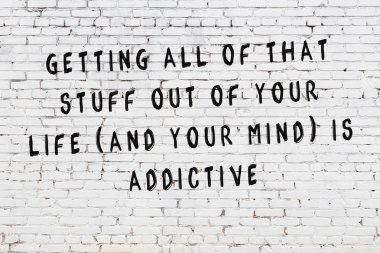 Boyalı siyah motivasyonel alıntı yazıtı ile beyaz tuğla duvar