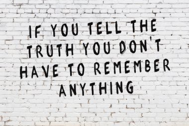 Boyalı siyah motivasyonel alıntı yazıtı ile beyaz tuğla duvar