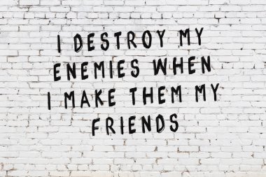 Boyalı siyah motivasyonel alıntı yazıtı ile beyaz tuğla duvar