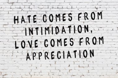 Boyalı siyah motivasyonel alıntı yazıtı ile beyaz tuğla duvar