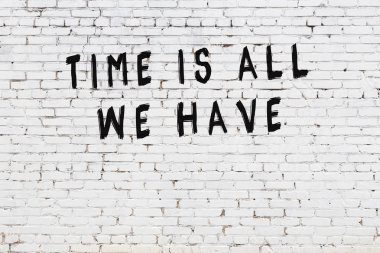 Boyalı siyah motivasyonel alıntı yazıtı ile beyaz tuğla duvar