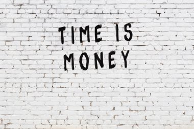 Boyalı siyah motivasyonel alıntı yazıtı ile beyaz tuğla duvar