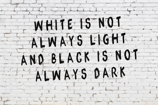 Biała ceglana ściana z pomalowanym czarnym napisem motywacyjny cytat — Zdjęcie stockowe