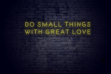 Tuğla duvara karşı olumlu bilge motivasyonel teklif ile Neon işareti 