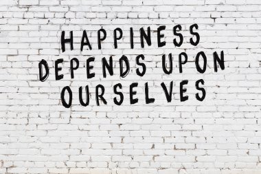 Boyalı siyah motivasyonel alıntı yazıtı ile beyaz tuğla duvar