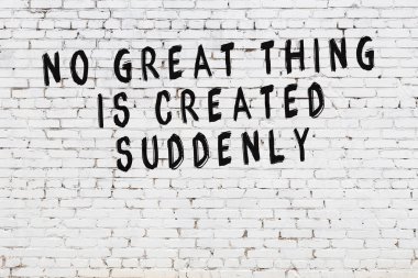 Boyalı siyah motivasyonel alıntı yazıtı ile beyaz tuğla duvar