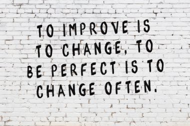 Boyalı siyah motivasyonel alıntı yazıtı ile beyaz tuğla duvar