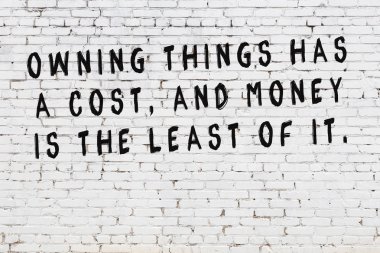 Boyalı siyah motivasyonel alıntı yazıtı ile beyaz tuğla duvar