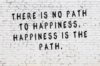 Boyalı siyah motivasyonel alıntı yazıtı ile beyaz tuğla duvar