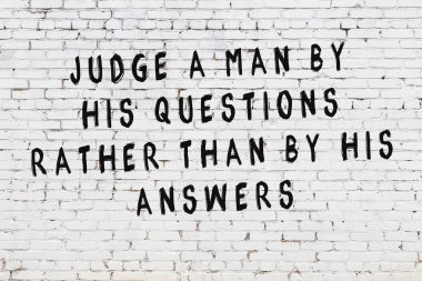 Boyalı siyah motivasyonel alıntı yazıtı ile beyaz tuğla duvar