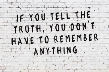 Boyalı siyah motivasyonel alıntı yazıtı ile beyaz tuğla duvar