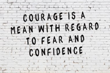 Boyalı siyah motivasyonel alıntı yazıtı ile beyaz tuğla duvar