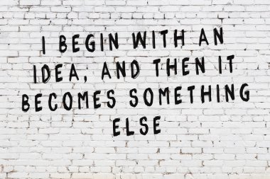 Boyalı siyah motivasyonel alıntı yazıtı ile beyaz tuğla duvar