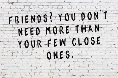 Boyalı siyah motivasyonel alıntı yazıtı ile beyaz tuğla duvar