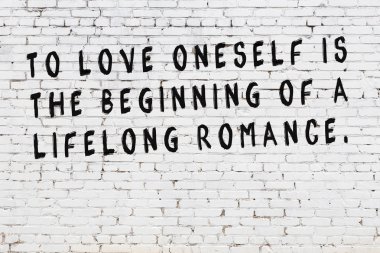 Boyalı siyah motivasyonel alıntı yazıtı ile beyaz tuğla duvar