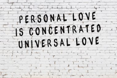 Boyalı siyah motivasyonel alıntı yazıtı ile beyaz tuğla duvar