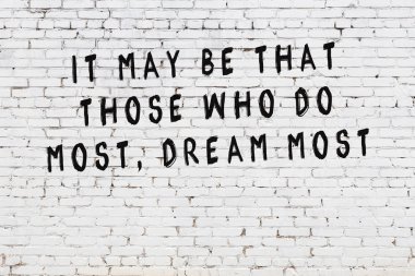 Boyalı siyah motivasyonel alıntı yazıtı ile beyaz tuğla duvar