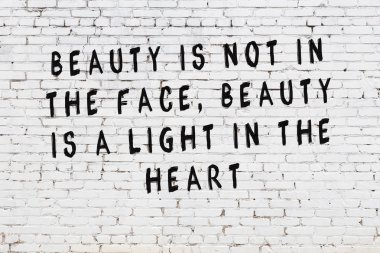 Boyalı siyah motivasyonel alıntı yazıtı ile beyaz tuğla duvar