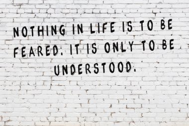 Boyalı siyah motivasyonel alıntı yazıtı ile beyaz tuğla duvar