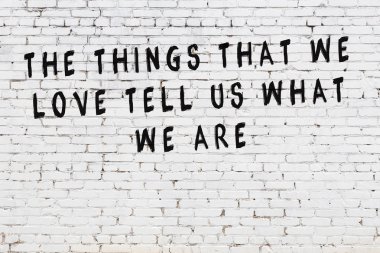 Boyalı siyah motivasyonel alıntı yazıtı ile beyaz tuğla duvar