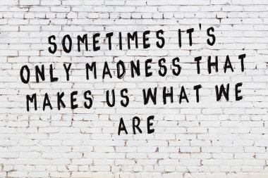 Boyalı siyah motivasyonel alıntı yazıtı ile beyaz tuğla duvar