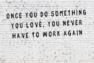 Boyalı siyah motivasyonel alıntı yazıtı ile beyaz tuğla duvar