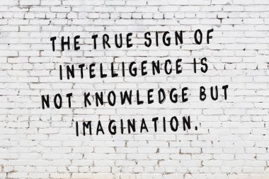 Boyalı siyah motivasyonel alıntı yazıtı ile beyaz tuğla duvar