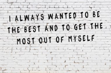 Boyalı siyah motivasyonel alıntı yazıtı ile beyaz tuğla duvar