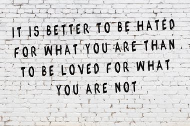 Boyalı siyah motivasyonel alıntı yazıtı ile beyaz tuğla duvar