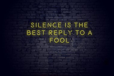 Tuğla duvara karşı olumlu bilge motivasyonel teklif ile Neon işareti 