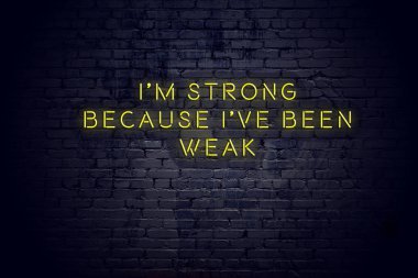 Tuğla duvara karşı olumlu bilge motivasyonel teklif ile Neon işareti 