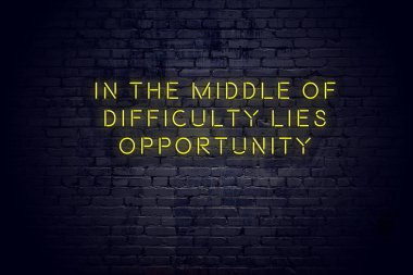 Tuğla duvara karşı olumlu bilge motivasyonel teklif ile Neon işareti 