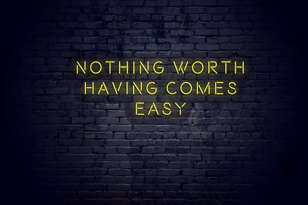 Неоновый знак с положительной мотивационной цитатой против кирпичной стены — стоковое фото