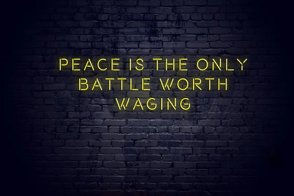 Неоновый знак с положительной мотивационной цитатой против кирпичной стены — стоковое фото