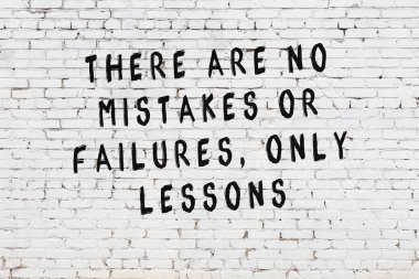 Boyalı siyah motivasyonel alıntı yazıtı ile beyaz tuğla duvar