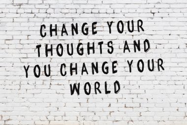 Boyalı siyah motivasyonel alıntı yazıtı ile beyaz tuğla duvar