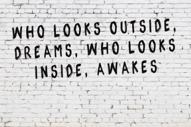 Boyalı siyah motivasyonel alıntı yazıtı ile beyaz tuğla duvar