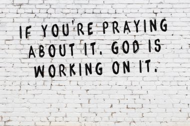 Boyalı siyah motivasyonel alıntı yazıtı ile beyaz tuğla duvar